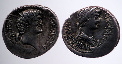 Moneda de plata que mostra, en una cara, Marc Antoni, romà, i a l'altra, Cleòpatra VII, grega. Es encunyar just abans de la dominació romana d'Egipte, quan els grecs encara eren al poder