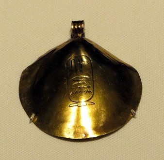 Amulet amb el nom reial Senuseret. Or. Dinastia XII, Ca. 1985-1795 aC