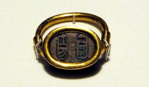 Anell amb escarabeu. Or i esteatita. Dinastia XXII, regnat de Sheshonq I, Ca. 945-924 aC