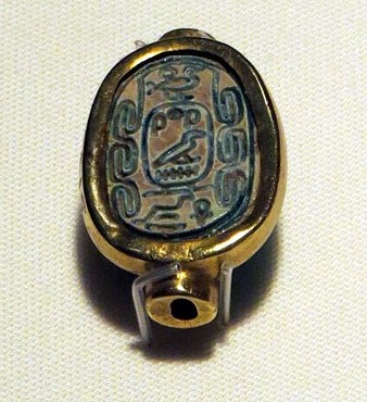 Encast d'anell adornat amb un escarabeu. Or i esteatita. Dinastia XV, Ca. 1650-1550 aC