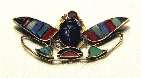 Ornament d'un escarabeu alat que subjecta un disc solar. Electre, lapislàtzuli, cornalina i feldespat. Dinastia XII, regnat de Senuseret II, Ca. 1880-1874 aC