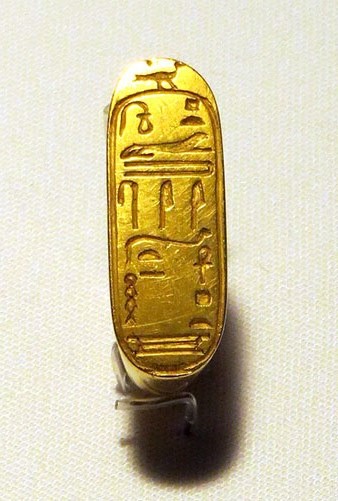 Anell amb el nom d'un faraó ptolemaic. Or. Dinastia Ptolemaica, Ca. 305-30 aC