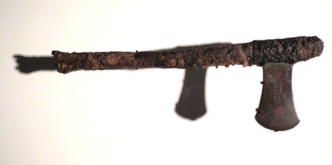 Destral. Bronze i fusta. Dinastia XV, Ca. 1650-1550 aC. Mostagedda