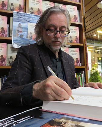 Víctor Amela signant exemplars de les seves obres a la llibreria Geli el 19 de desembre de 2018