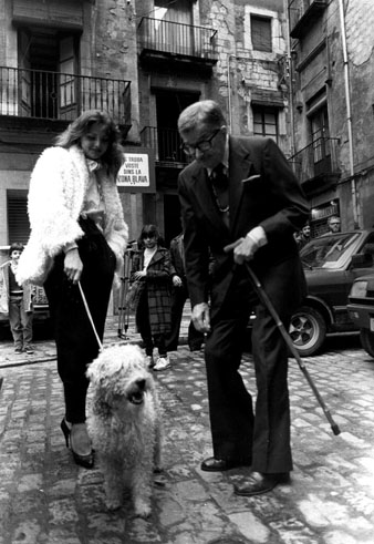 Visita de Xavier Cugat a Girona, acompanyat per Paquita Ondinela, Miss Espanya 80, durant el rodatge del programa de RTVE sobre la seva història. 18 de febrer de 1982