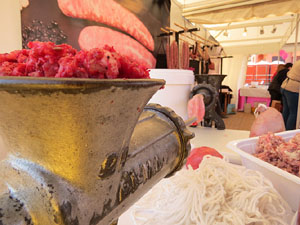 Fira del Porc FIPORC 2015. Elaboració de greixons, botifarres i carn de perol