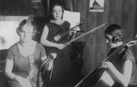 Trio de senyoretes. Aurora Bertrana, al violoncel, formant tercet de jazz amb dues artistes més a Chamonix el 1924