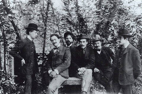 Retrat de grup al jard&iacute; de la Muralla de la Merc&egrave;. D'esquerra a dreta: Xavier Montsalvatge, Carles Rahola, Eduard Prats, Prudenci Bertrana, Tom&agrave;s Sobrequ&eacutes i Pere Ciurana. 1907