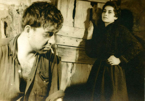 Escena del rodatge de la pel·lícula Josafat, d'Antoni Varés. Prova de la pel·lícula amb els protagonistes Josafat (Emili Garcia) i Fineta en el Trifori de la Catedral de Girona. 1965