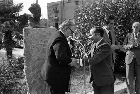 Inauguraci&oacute; del monument a Prudenci Bertrana, obra de Ricard Guin&oacute;, a la pla&ccedil;a Catalunya de Girona. L'alcalde, Ignasi de Ribot de Balle, saluda al cr&iacute;tic d'art &Agrave;ngel Mars&agrave;. A la dreta, el governador civil, Daniel Regalado Aznar i el president de la Diputaci&oacute; de Girona, Antoni Xucl&agrave; Bas. 02/11/1975