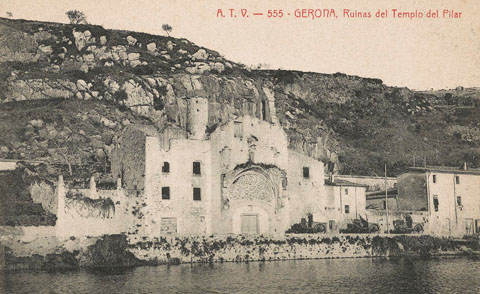 Vista de l'església del Pilar de Pedret. S'observen diferents carruatges aparcats davant de l'església. 1905-1911