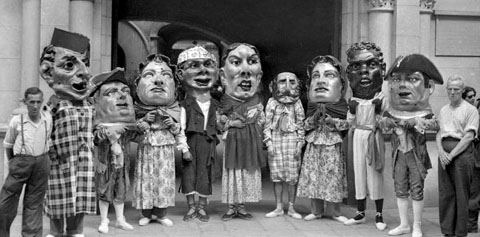 Els capgrossos de la ciutat davant la porta de l'Ajuntament, a la plaça del Vi. 1950