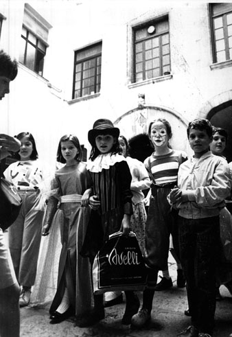 Carnestoltes a l'entrada de l'Ajuntament de Girona. 1985-1995