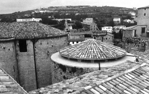 Coberta de la torre de la Casa Pastors. A l'esquerra, l'església de Sant Feliu