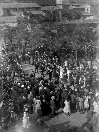 Arribada de les autoritats a l'acte de col·locació de la primera pedra de l'edifici de Correus i Telègrafs de Girona, 30 d'octubre de 1916