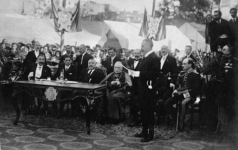 Autoritats convidades a l'acte de col·locació de la primera pedra de l'edifici de Correus i Telègrafs de Girona: entre d'altres, José Franco Rodríguez, Director General de Comunicacions; Lluís de Llobet, alcalde; Juan de la Prida Jorro, governador civil; general Lacalle; Francesc Mas i Oliver, bisbe; i general Ceballos, governador militar, 30 d'octubre de 1916