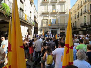Diada Nacional 2016. Concentració a la plaça del Vi, lectura del manifest i cant de Els Segadors