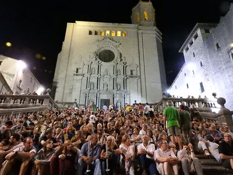 Participants a les escales de la Catedral, Durant la lectura del manifest