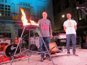 Diada Nacional 2016. X Marxa de Torxes de Girona. Crema del Decret de Nova Planta i cant de Els Segadors