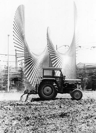 L'escultura d'Andreu Alfaro instal·lada a la Plaça d'Europa de Girona