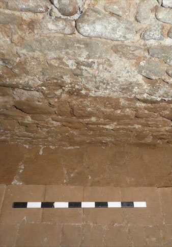 Vista de lalçat conservat de la paret i del paviment dopus signinum que se li relaciona