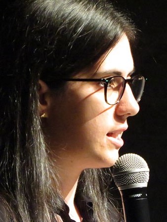 Marta Juanola guanyadora del premi al Millor Curt Local del Festival de Cinema de Girona, durant la cerim&ograve;nia