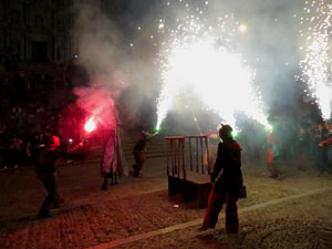 Fires 2016. La Beatufarra, descens del Beatusaure per les escales de la Catedral de Girona