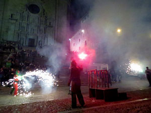 Fires 2016. La Beatufarra, descens del Beatusaure per les escales de la Catedral de Girona