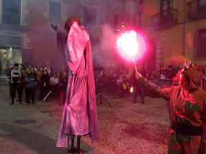 Fires 2016. La Beatufarra, descens del Beatusaure per les escales de la Catedral de Girona