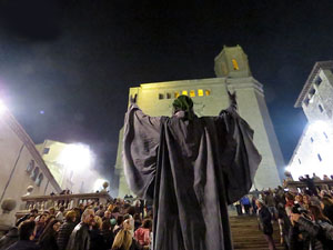 Fires 2016. La Beatufarra, descens del Beatusaure per les escales de la Catedral de Girona