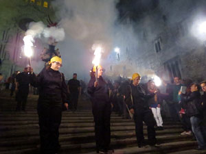 Fires 2016. La Beatufarra, descens del Beatusaure per les escales de la Catedral de Girona