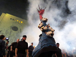 Fires 2016. La Beatufarra, descens del Beatusaure per les escales de la Catedral de Girona