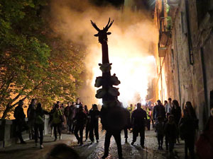 Fires 2016. La Beatufarra, descens del Beatusaure per les escales de la Catedral de Girona