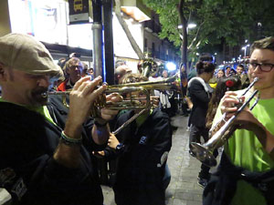 Fires 2016. Girona Gran Parade, trobada de marxing bands, amb la Girona Marxing Band, Bisband d'Empord&agrave;, Balkan Paradise Orchestra i Bufant Fort