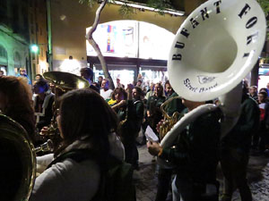 Fires 2016. Girona Gran Parade, trobada de marxing bands, amb la Girona Marxing Band, Bisband d'Empord&agrave;, Balkan Paradise Orchestra i Bufant Fort