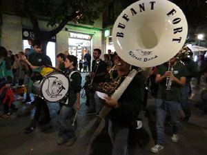 Fires 2016. Girona Gran Parade, trobada de marxing bands, amb la Girona Marxing Band, Bisband d'Empord&agrave;, Balkan Paradise Orchestra i Bufant Fort