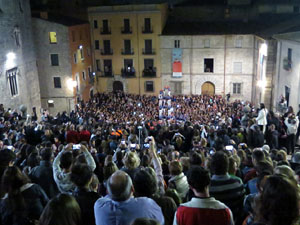 Fires 2016. Pujada d'un pilar per les escales de la Catedral, a c&agrave;rrec dels Marrecs de Salt
