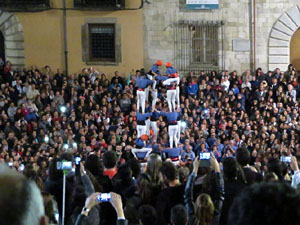 Fires 2016. Pujada d'un pilar per les escales de la Catedral, a c&agrave;rrec dels Marrecs de Salt
