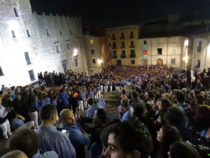 Fires 2016. Pujada d'un pilar per les escales de la Catedral, a c&agrave;rrec dels Marrecs de Salt