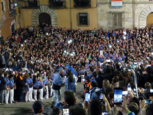 Fires 2016. Pujada d'un pilar per les escales de la Catedral, a c&agrave;rrec dels Marrecs de Salt