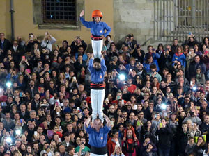 Fires 2016. Pujada d'un pilar per les escales de la Catedral, a c&agrave;rrec dels Marrecs de Salt