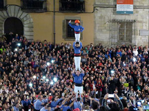 Fires 2016. Pujada d'un pilar per les escales de la Catedral, a c&agrave;rrec dels Marrecs de Salt