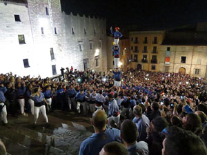 Fires 2016. Pujada d'un pilar per les escales de la Catedral, a c&agrave;rrec dels Marrecs de Salt