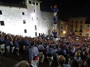 Fires 2016. Pujada d'un pilar per les escales de la Catedral, a c&agrave;rrec dels Marrecs de Salt