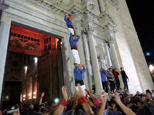 Fires 2016. Pujada d'un pilar per les escales de la Catedral, a c&agrave;rrec dels Marrecs de Salt