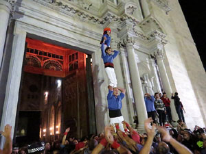 Fires 2016. Pujada d'un pilar per les escales de la Catedral, a c&agrave;rrec dels Marrecs de Salt