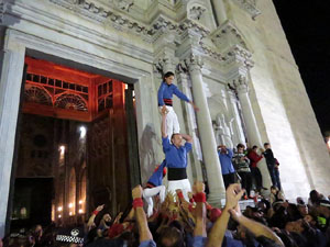 Fires 2016. Pujada d'un pilar per les escales de la Catedral, a c&agrave;rrec dels Marrecs de Salt