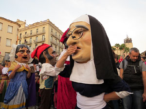 Fires 2016. El pregó. Cercavila amb gegants, capgrossos i mules