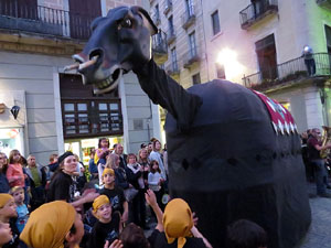 Fires 2016. El preg&oacute. Cercavila amb gegants, capgrossos i mules