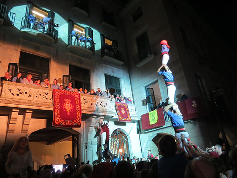 El pilar, arribant al balcó de l'Ajuntament